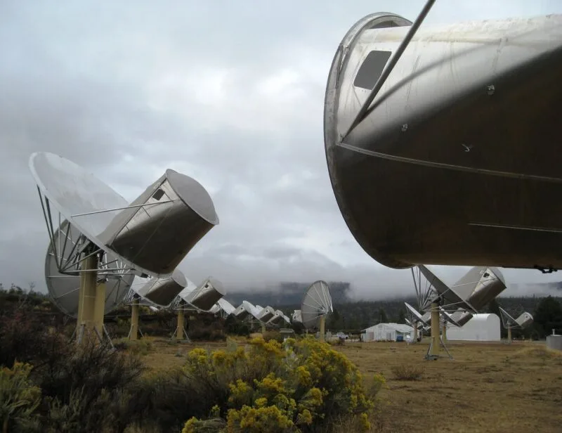 Șir de antene radio ale Allen Telescope Array, folosit în căutarea inteligenței extraterestre