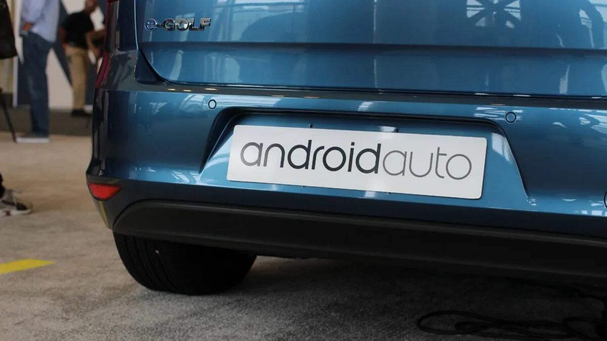 Ecran de bord auto care rulează Android Auto