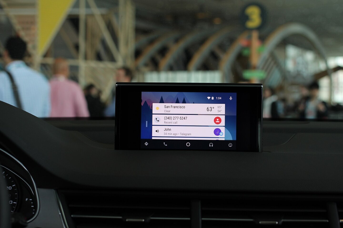 Ecran de bord cu navigația afișată după conectarea Android Auto prin Bluetooth