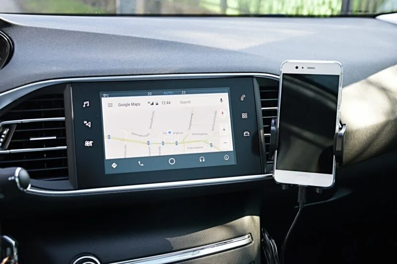 Interfața Android Auto afișată pe ecranul de bord al unei mașini