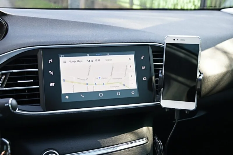 Interfața Android Auto afișată pe un ecran auto