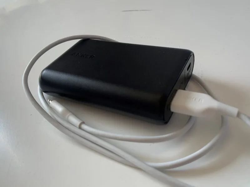 Baterie externă Anker alături de un cablu de încărcare, în comparația dintre Anker și Ugreen