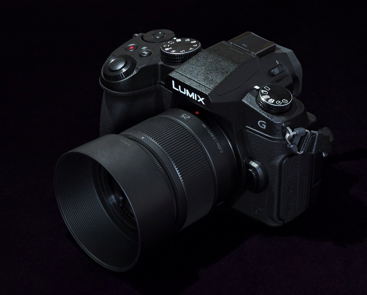 Aparat foto digital mirrorless cu obiectiv interschimbabil
