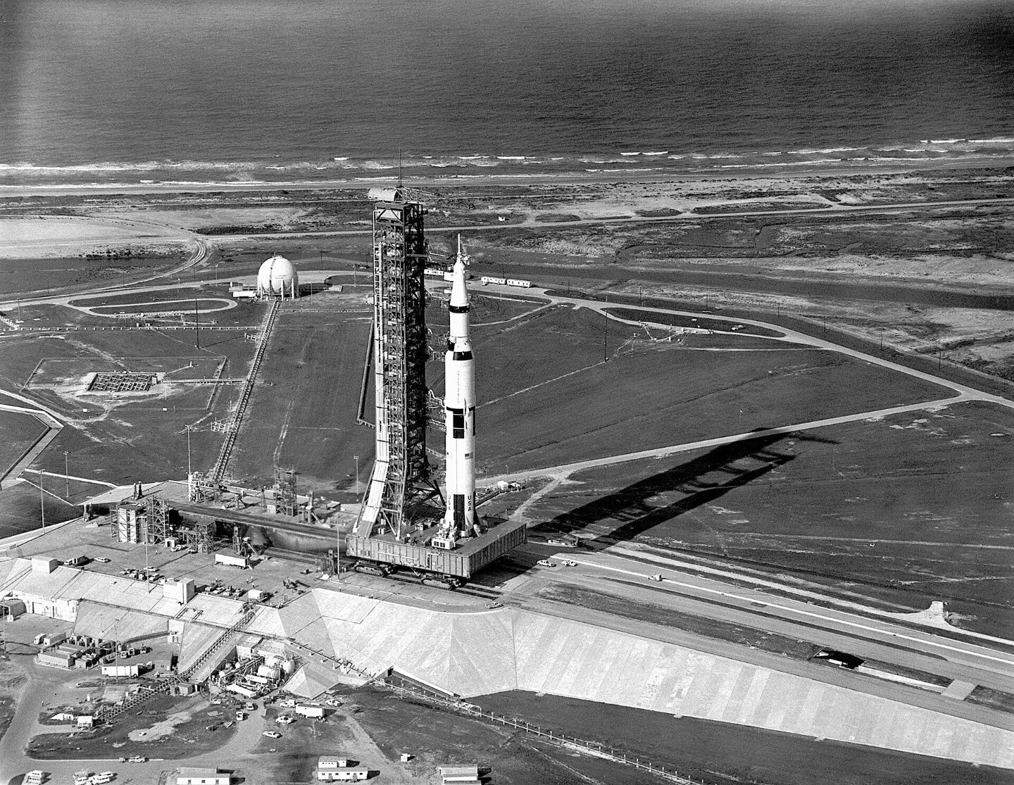 Racheta Saturn V a misiunii Apollo 11, controlată de Apollo Guidance Computer