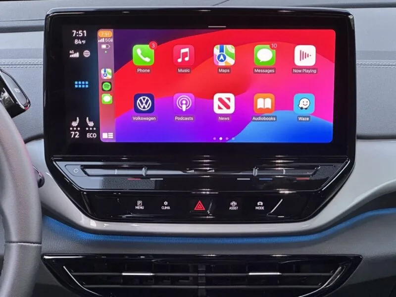 Interfața Apple CarPlay wireless afișată pe ecranul central al unui Volkswagen ID.4