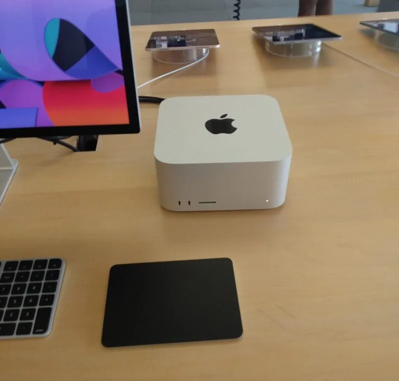 Mac Studio alături de Studio Display, Magic Keyboard și Magic Trackpad într-un Apple Store
