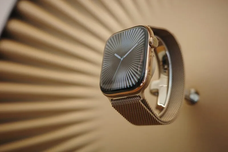 Apple Watch cu carcasă din aluminiu văzut de aproape, cu cadranul aprins