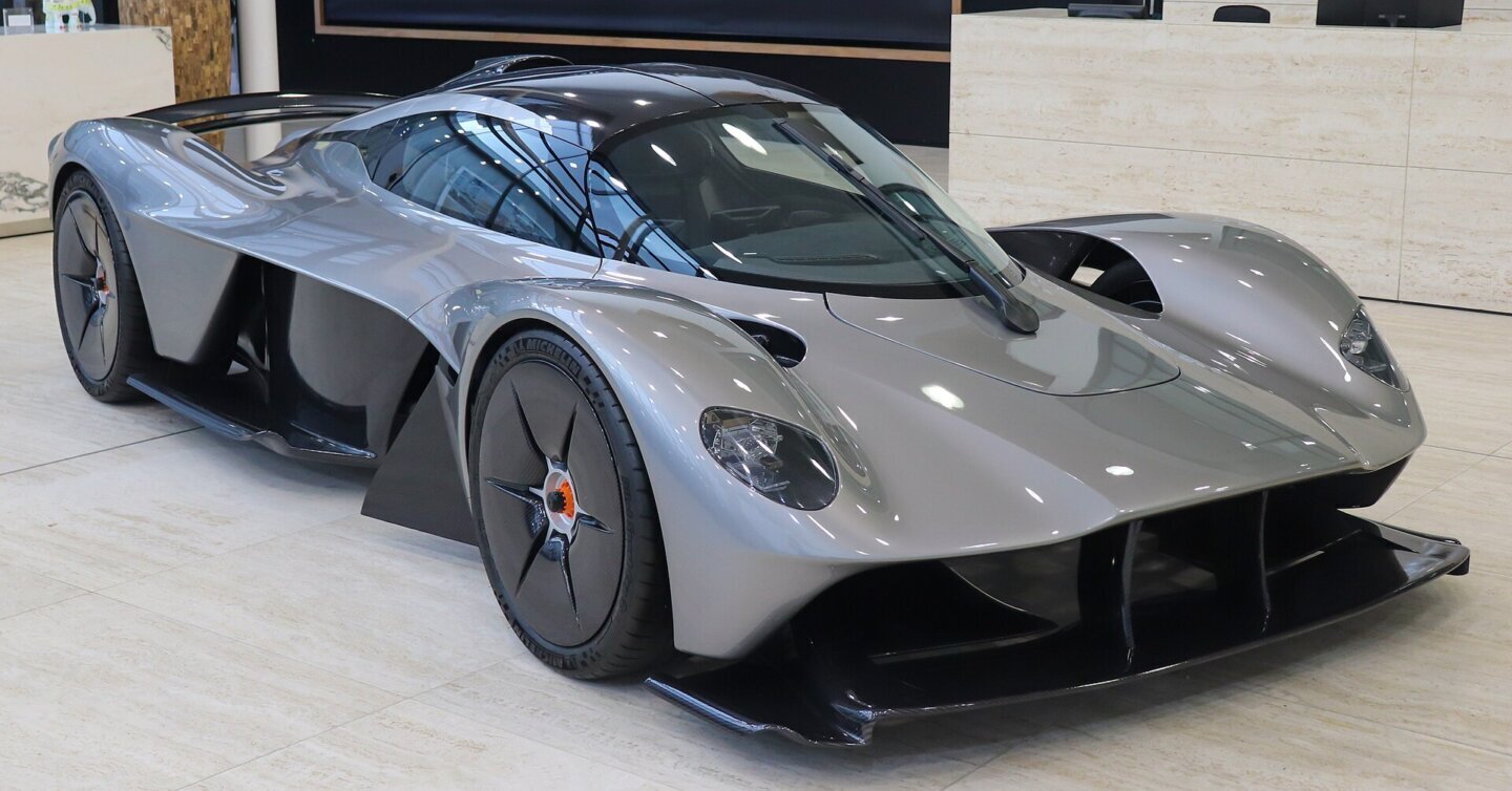 Aston Martin Valkyrie AMR Pro, hipercarul cu motor central de la care se desparte arhitectura lui Aston Martin Valen