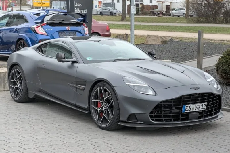 Aston Martin Vanquish 2024 gri, fotografiat din lateral față