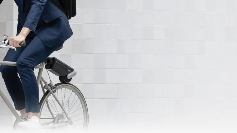 Ciclist pe o bicicletă echipată cu dispozitivul ASUS Oxiis E250G1 montat pe tija șeii