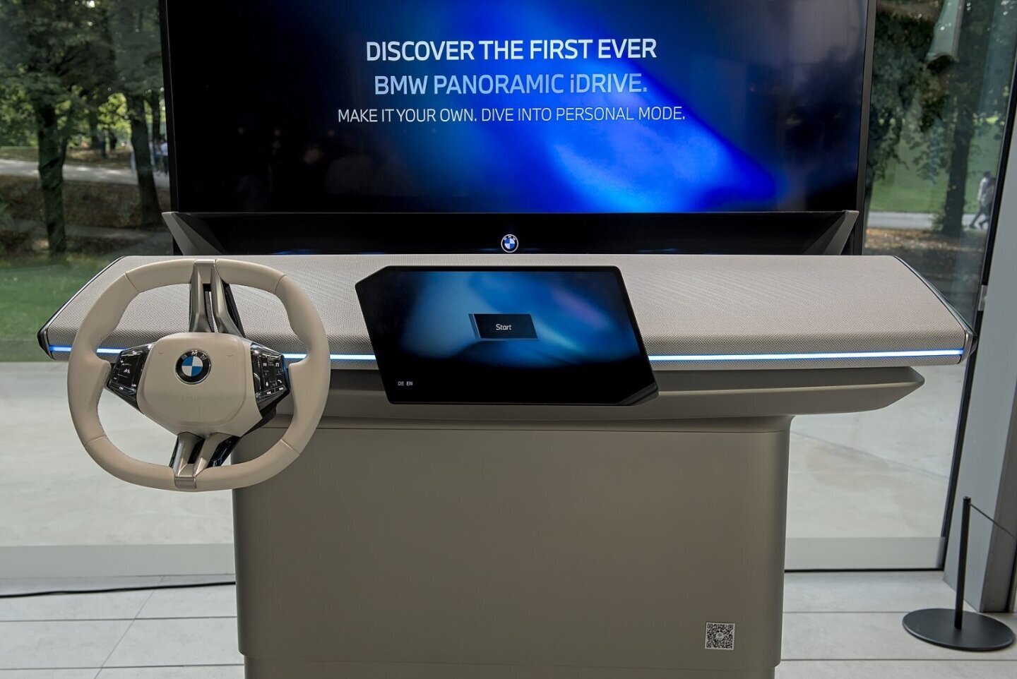 Interior BMW cu Panoramic iDrive, exemplu de mașină fără butoane fizice