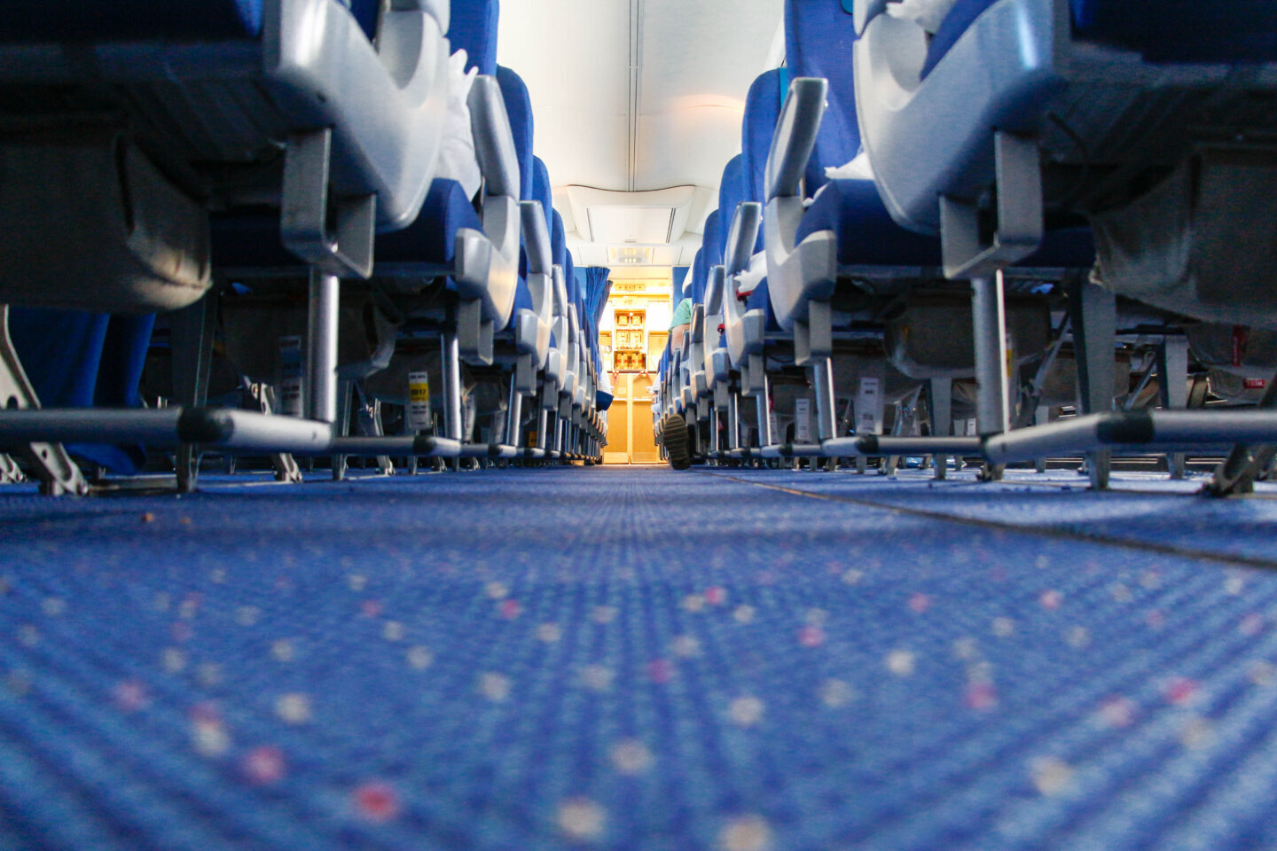 Interiorul unei cabine de avion de pasageri, fara persoane vizibile