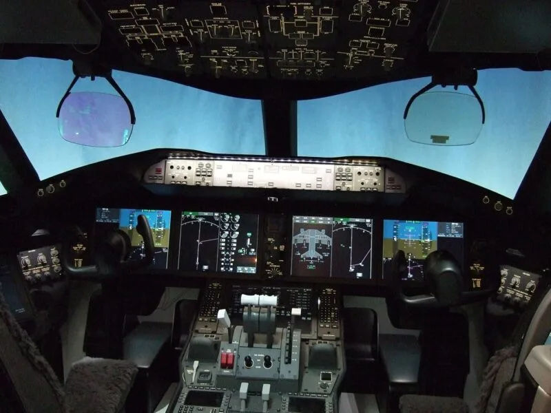 Cabina de pilotaj a unui Boeing 787, avion folosit intens pe rutele ultra-long-haul
