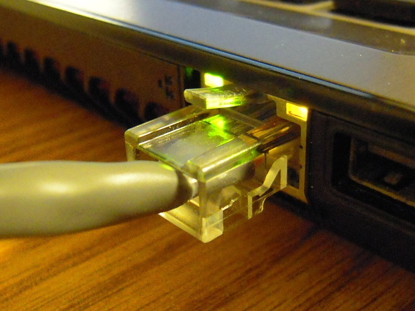 Cablu Ethernet conectat la un laptop, alternativă la reglajele QoS și SQM din router
