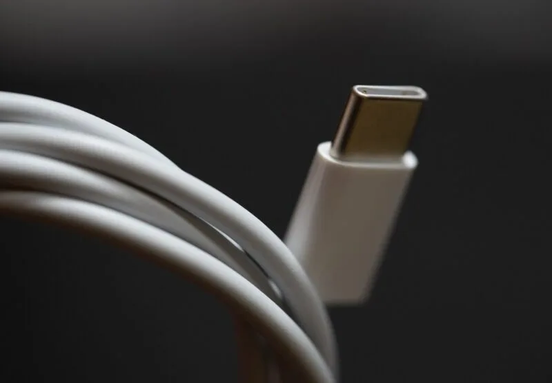 Cablu USB-C și încărcător, conectori identici cu specificații diferite