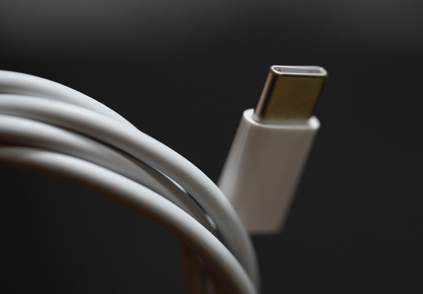 Cablu USB-C, alternativa la Android Auto wireless pentru o conexiune stabilă în mașină