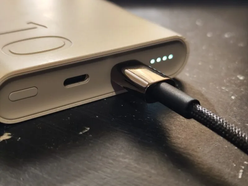 Cablu USB-C conectat la un powerbank