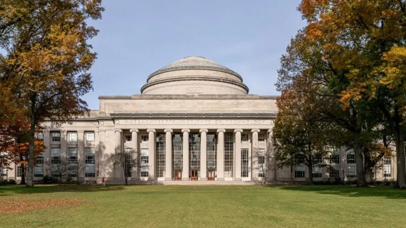 Clădirea principală a MIT din Cambridge, Massachusetts, văzută de la nivelul străzii