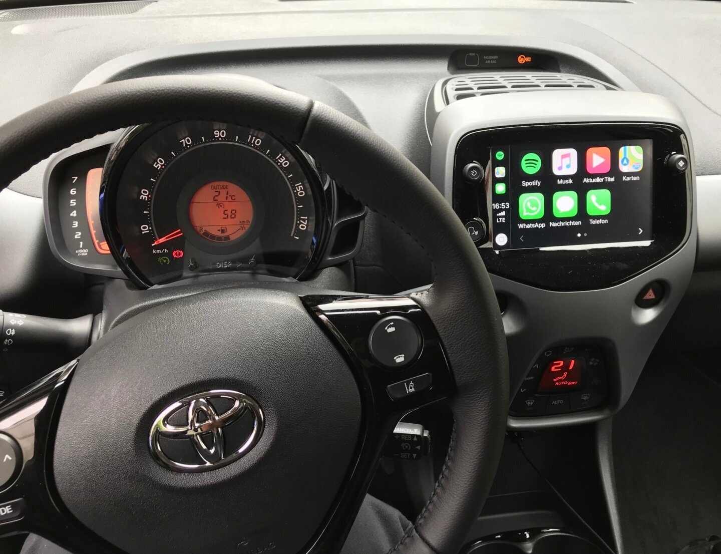 Apple CarPlay prin cablu pe un Toyota Aygo, alternativa la CarPlay wireless