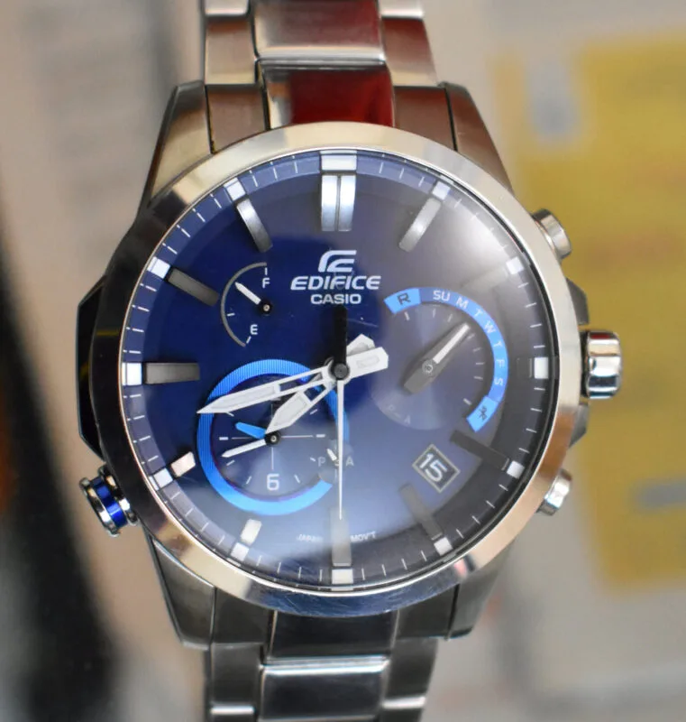 Cronograf Casio Edifice cu cadran albastru si subcadrane pentru functiile de cronometrare