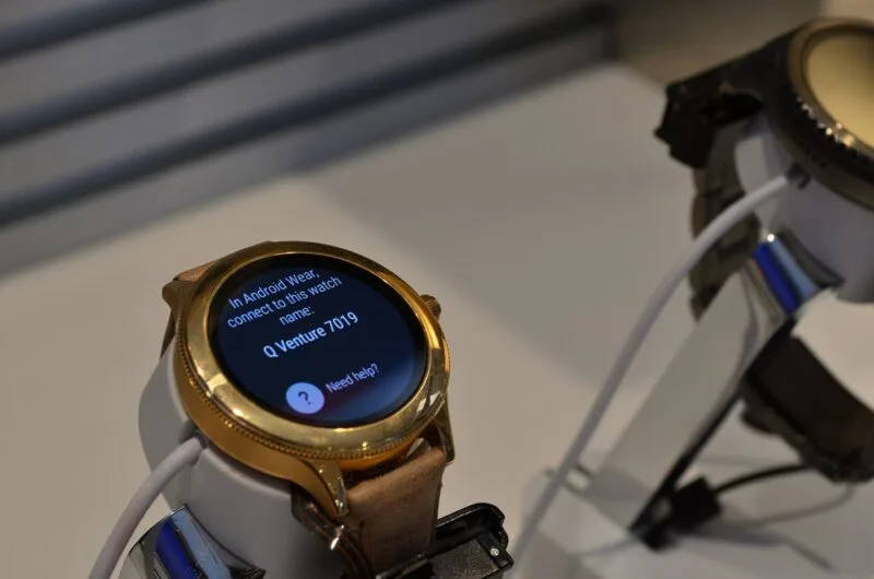 Un ceas inteligent cu Wear OS, sistemul care primește funcția Find people din aplicația Find Hub