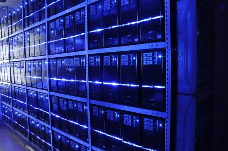 Rânduri de rackuri cu servere într-un centru de date modern