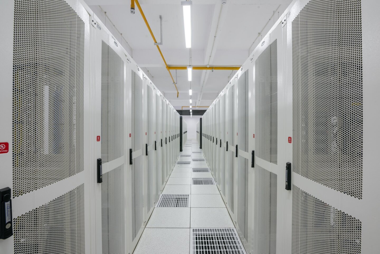 OpenAI Astra Rackuri de servere într-un centru de date, tipul de infrastructură izolată în care este testat modelul OpenAI Astra