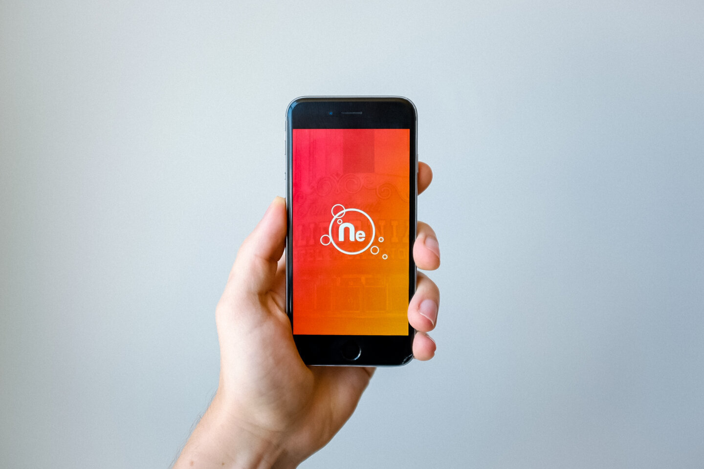 Persoană care face o căutare cu AI pe telefon, folosind un chatbot