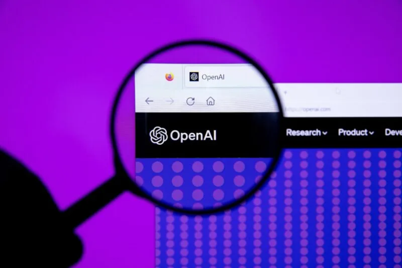 Sigla OpenAI privită printr-o lupă, ilustrând lansarea ChatGPT for Teens