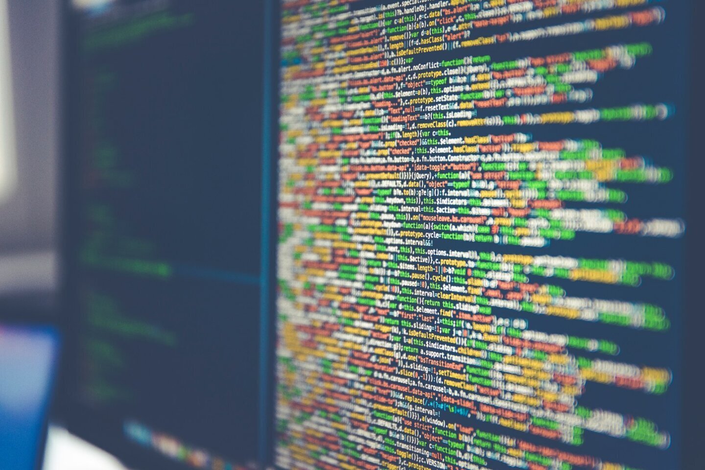 Cod sursă afișat pe un monitor, tipul de proiect gestionat cu Claude Code