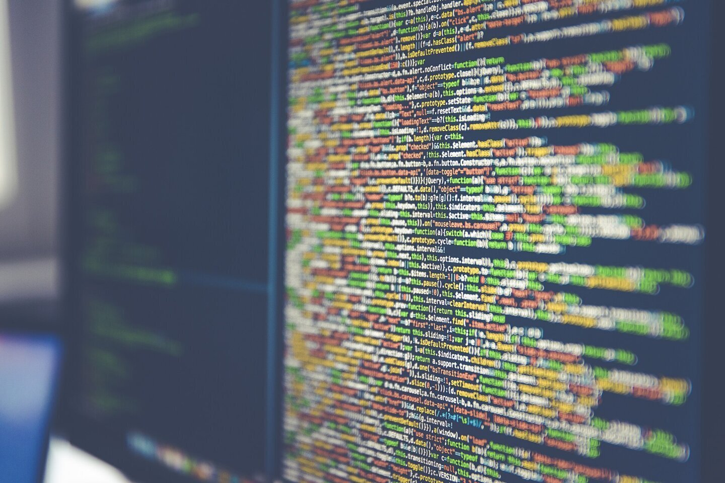 Cod sursă pe monitor, ilustrând acordul Google Mechanize pentru agenți AI de programare