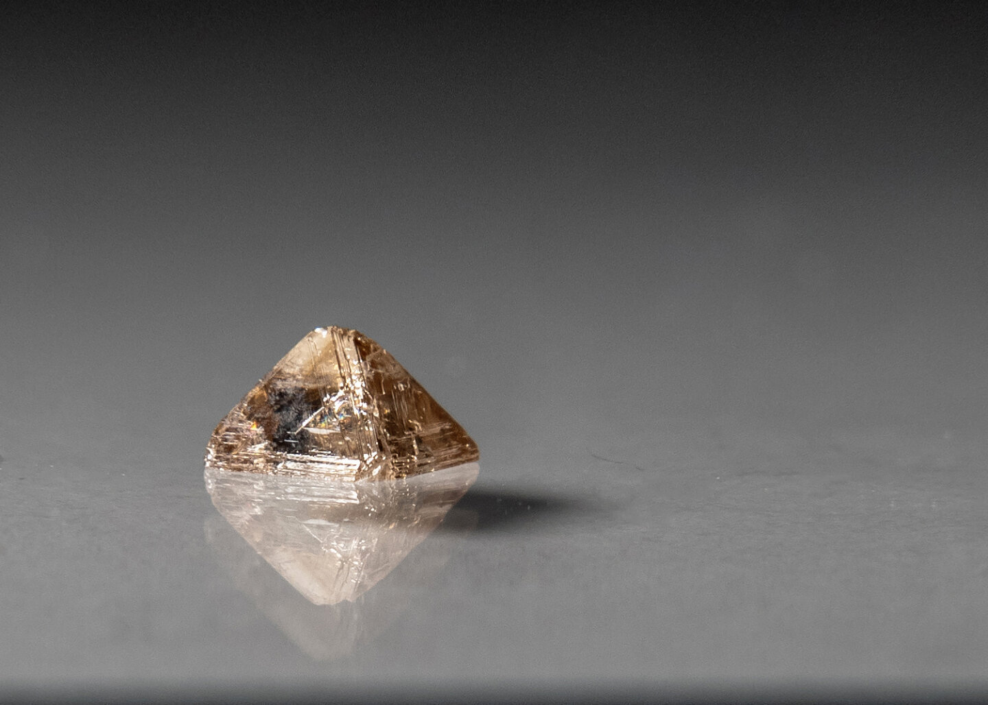 Cristal de diamant brut secționat, materialul folosit în experimentele despre topirea diamantului