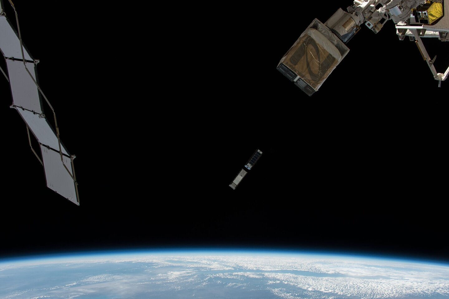 Google Gemma în orbită: sateliți CubeSat eliberați de pe Stația Spațială Internațională