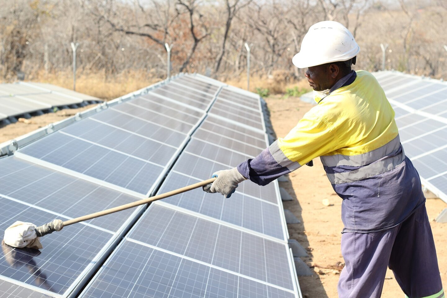 Curățarea unui panou fotovoltaic, cea mai simplă metodă de a crește eficiența panourilor solare
