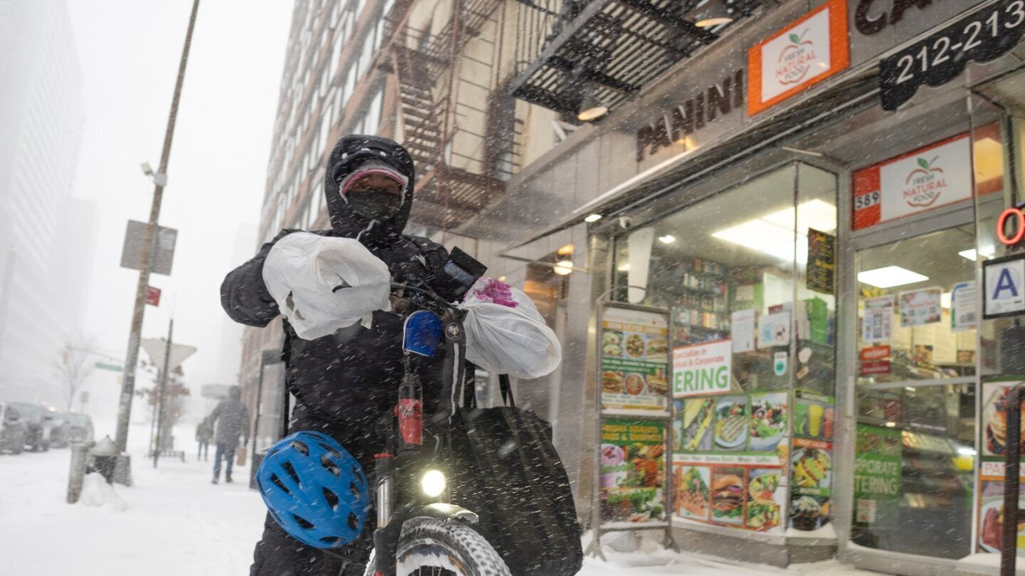 Curier de livrări pe bicicletă, imagine ilustrativă pentru comenzile plasate din Ask Maps