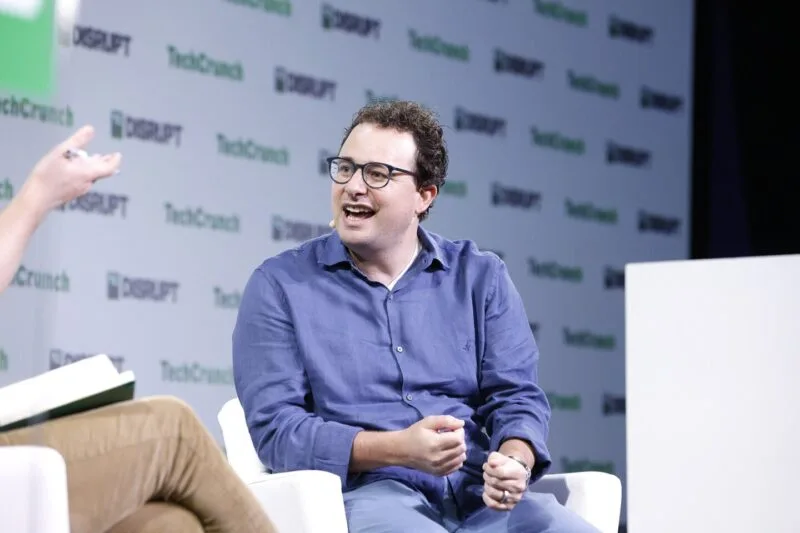 Dario Amodei, CEO al Anthropic, pe scena TechCrunch Disrupt 2023