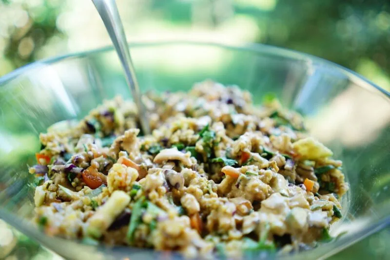 Farfurie plină cu legume proaspete, salată și preparate pe bază de plante