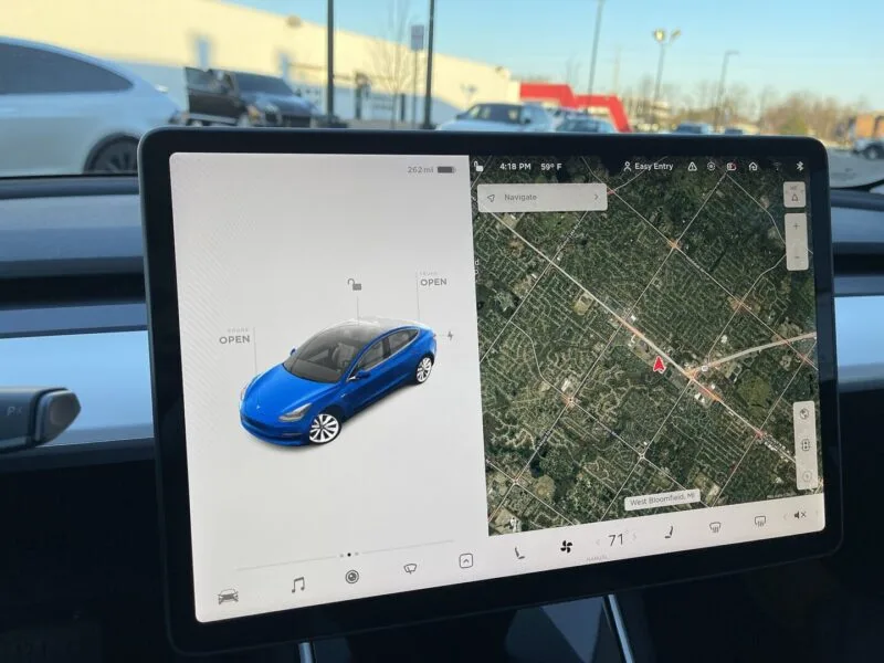 Ecranul tactil central al unui Tesla Model 3, exemplu de interfata auto complet digitalizata