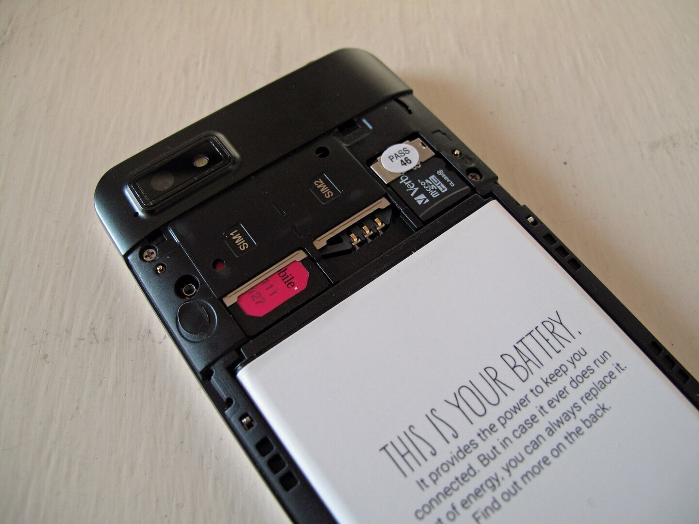 Interiorul unui Fairphone, unul dintre puținele telefoane moderne cu bateriile detașabile păstrate