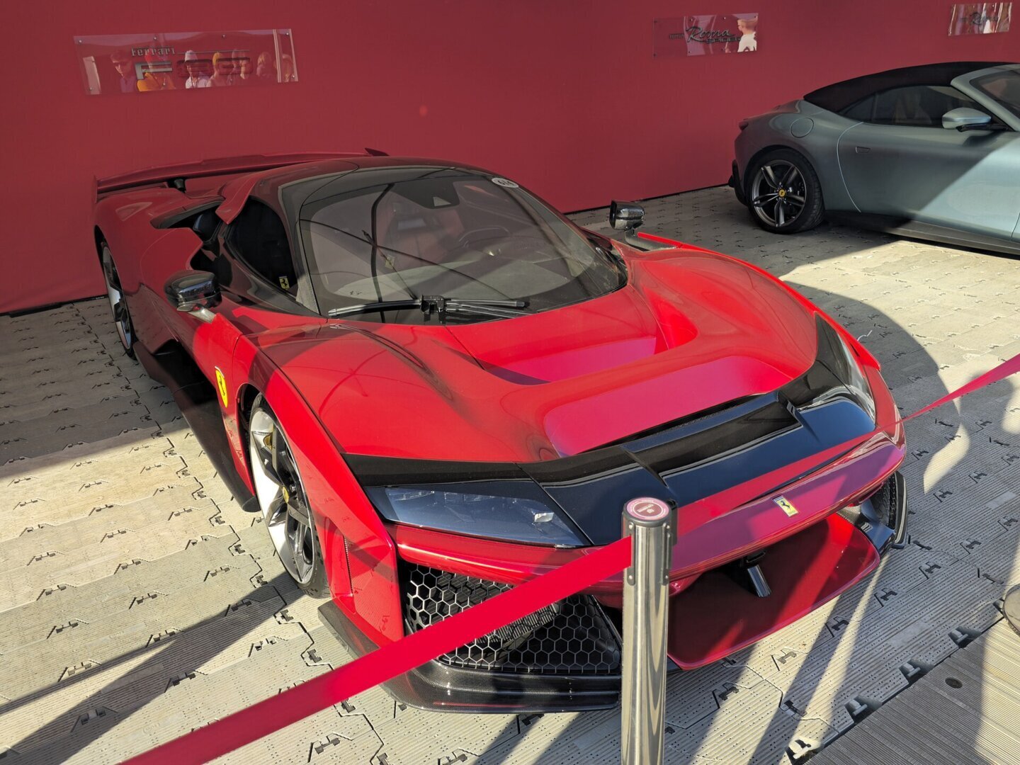 Detaliu de caroserie al modelului Ferrari F80, supercar hibrid cu motor V6