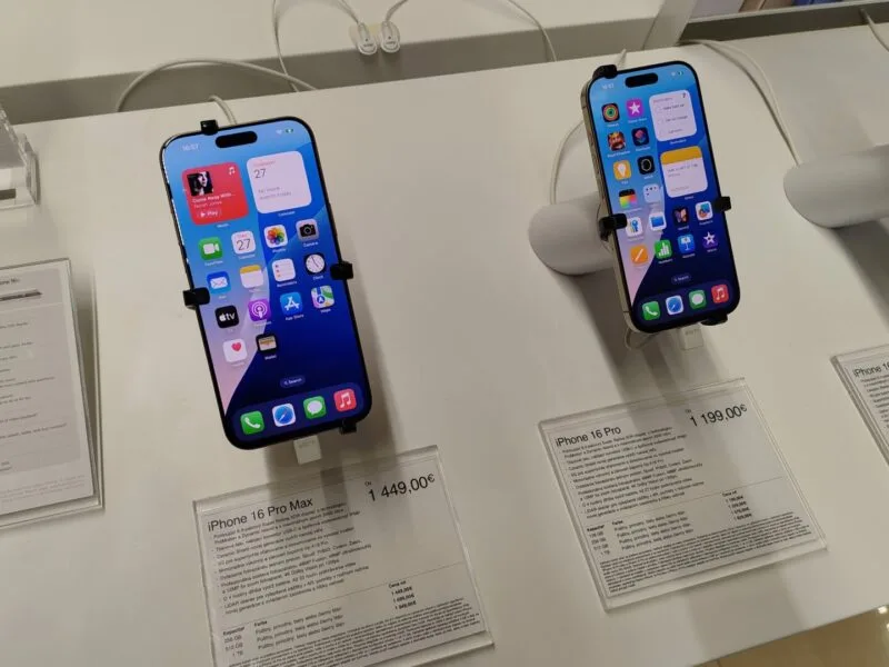 Trei modele de iPhone 16 Pro așezate pe o suprafață deschisă