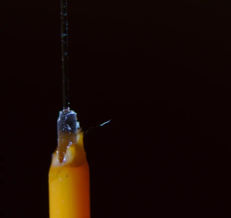 Un singur fir de fibră optică dezizolat până la miezul de sticlă