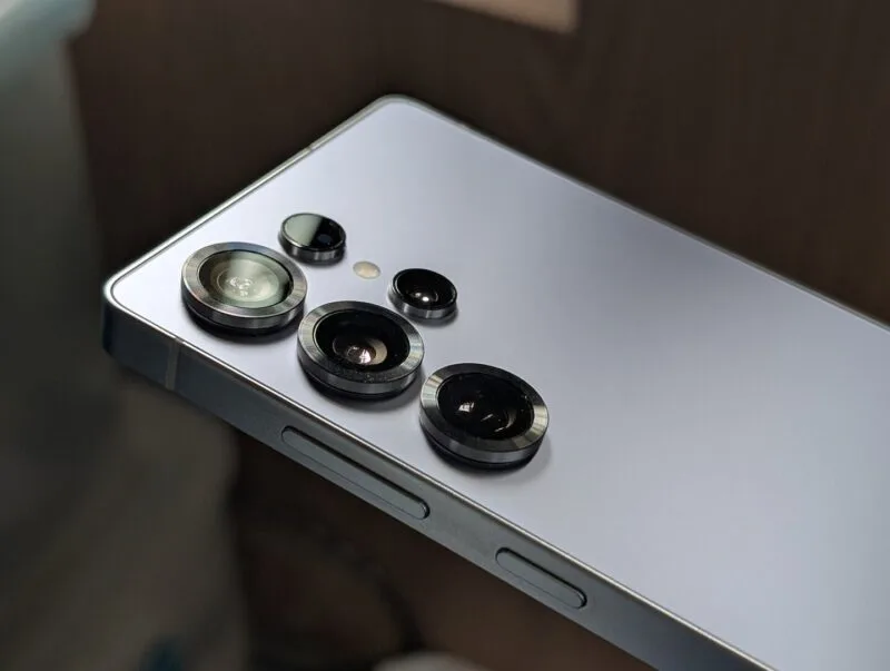 Spatele unui Samsung Galaxy S25 Ultra în varianta Titanium Silver Blue, cu camerele foto vizibile