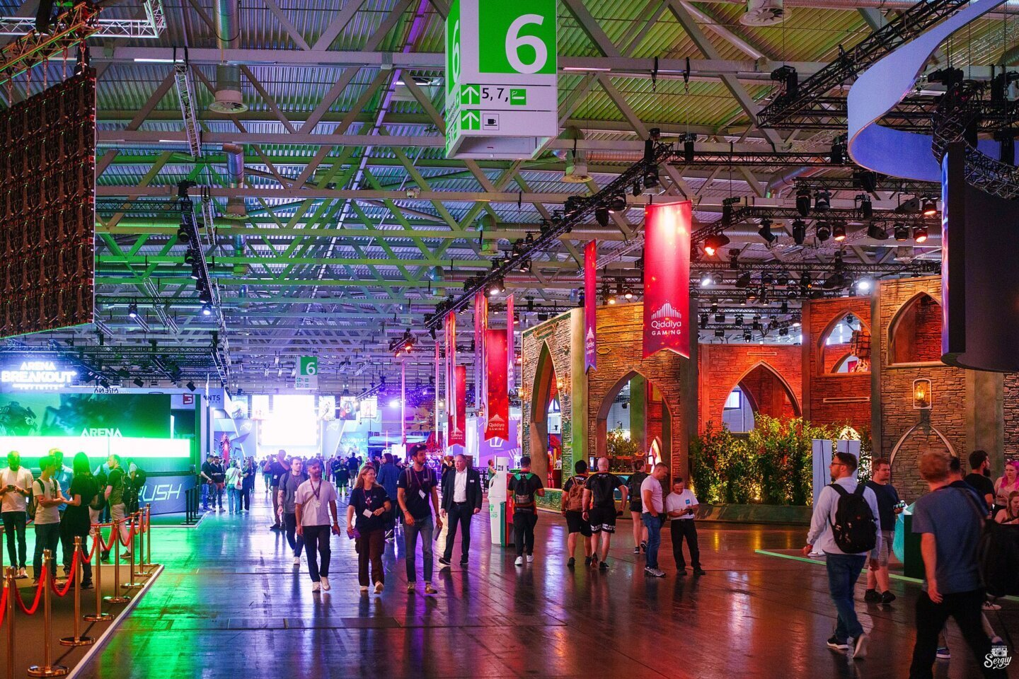 Standuri de gaming la Gamescom 2026, târgul unde Samsung Odyssey G6 a fost prezentat