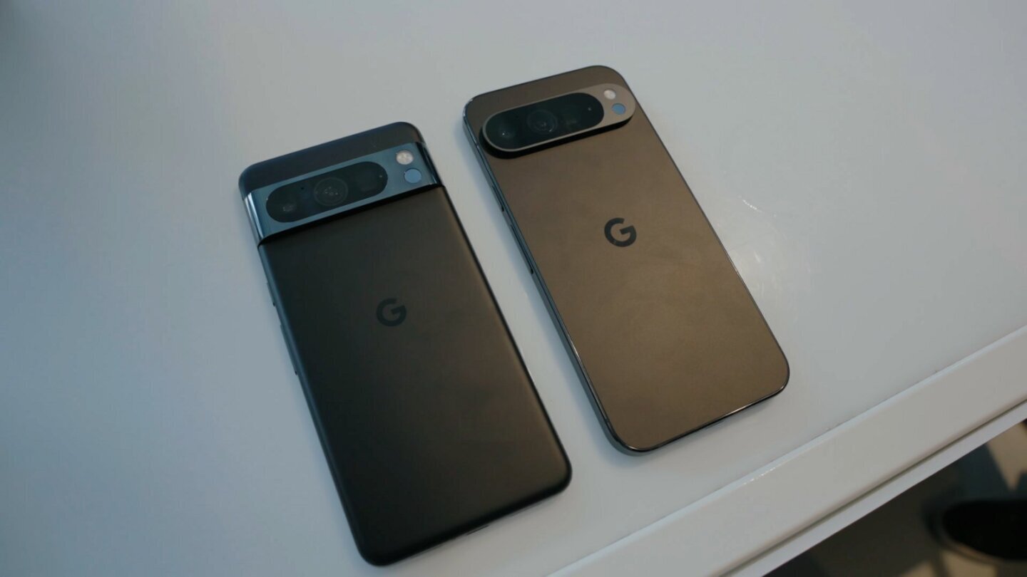 Telefoane Google Pixel în mână, ilustrație pentru cum configurezi Gemini pe Android