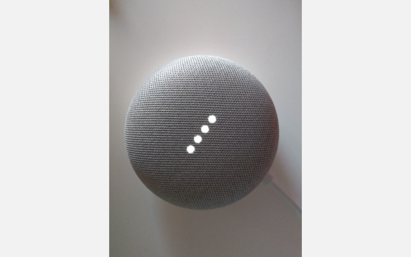 Boxă Google Home Mini, tip de dispozitiv pe care Google Assistant rămâne deocamdată activ
