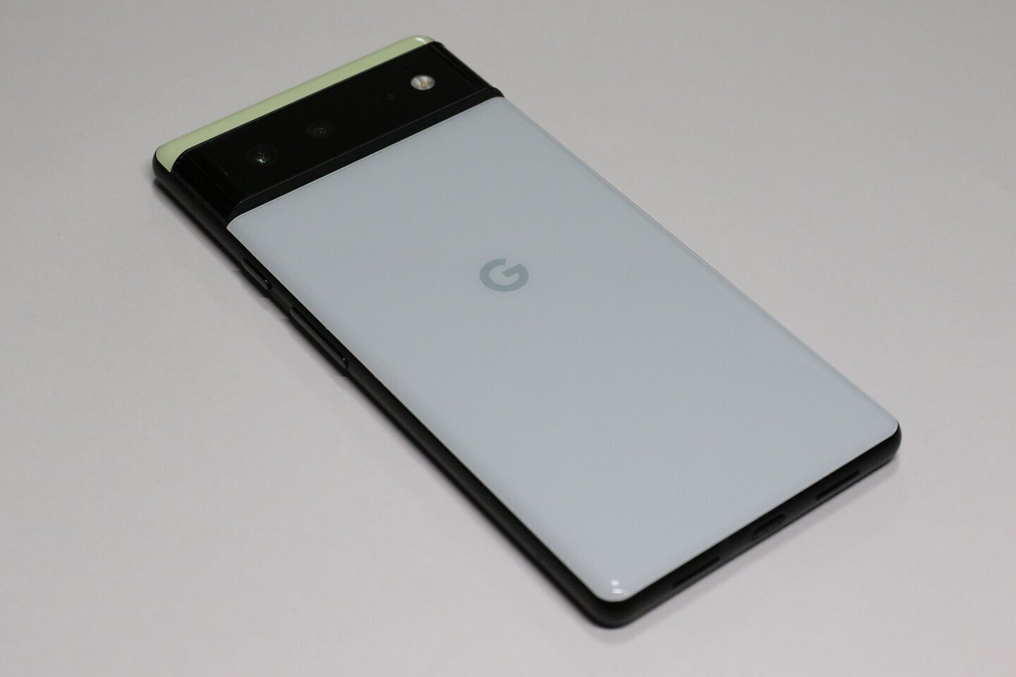 Bara de camere de pe spatele unui telefon Google, element păstrat și pe Google Pixel 11