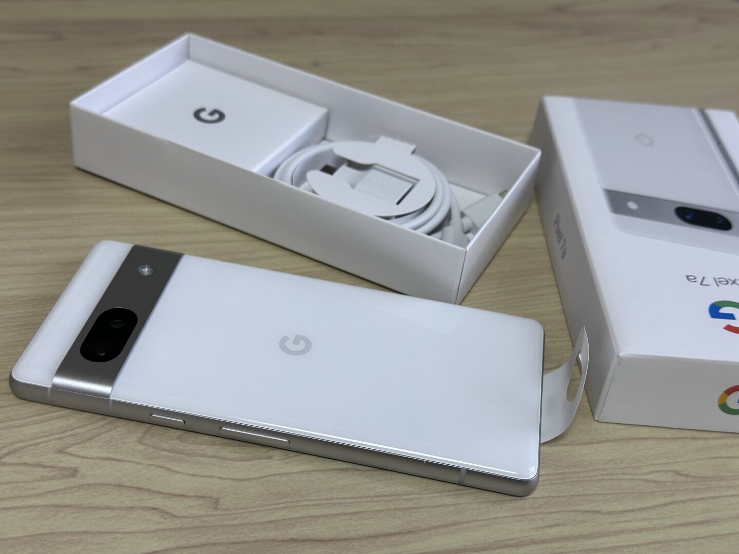 Un telefon Google Pixel privit din spate