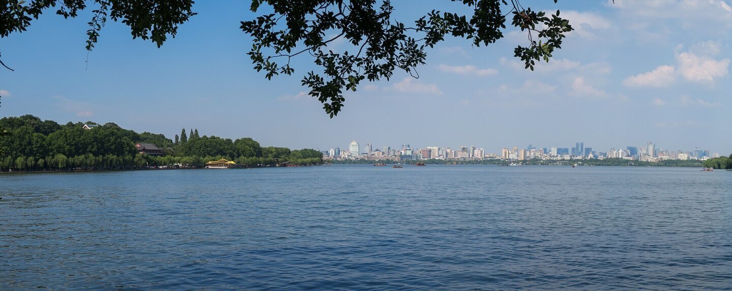 Panorama orașului Hangzhou, sediul companiei pentru care evaluarea DeepSeek atinge 74 de miliarde de dolari