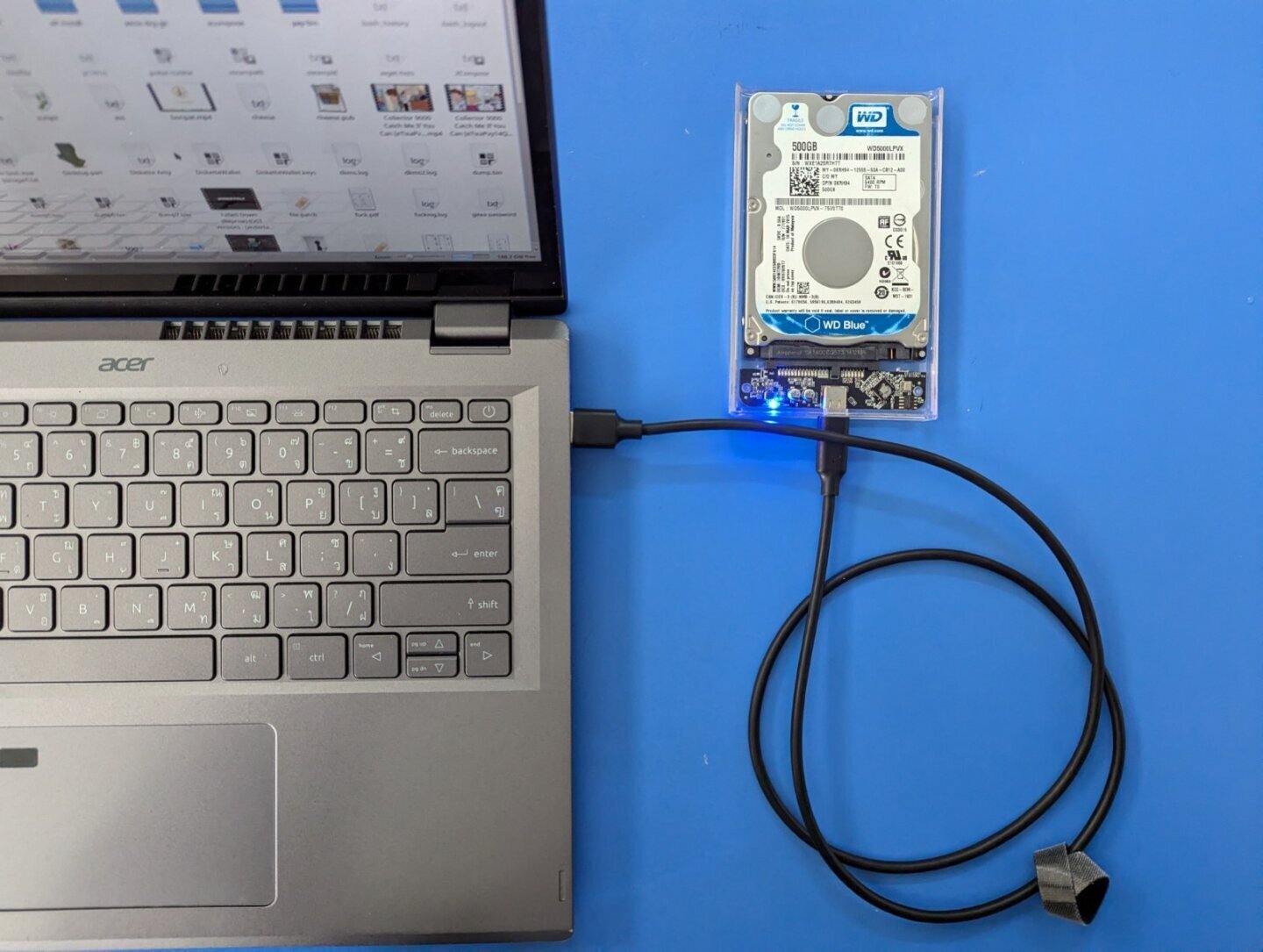 Hard disk extern conectat la un laptop prin portul USB-C